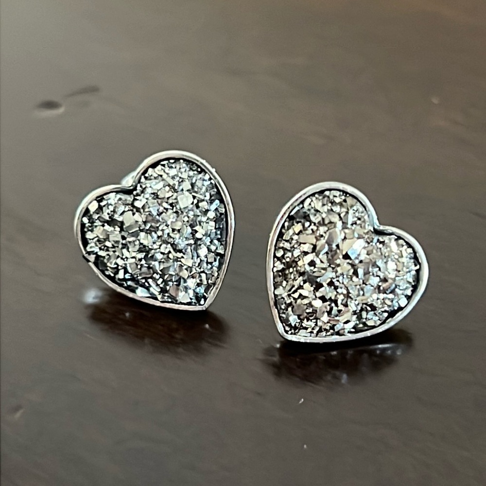 Silver/gray druzy style heart stud earrings-NWT